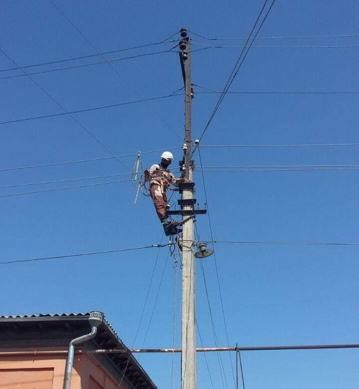 Havo elektr uzatish liniyasi tayanchida montaj ishlari