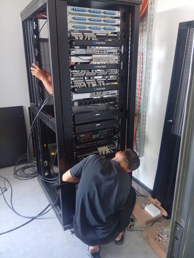Server shkafini yig'ish: kommutatorlar va videoregistratorlar