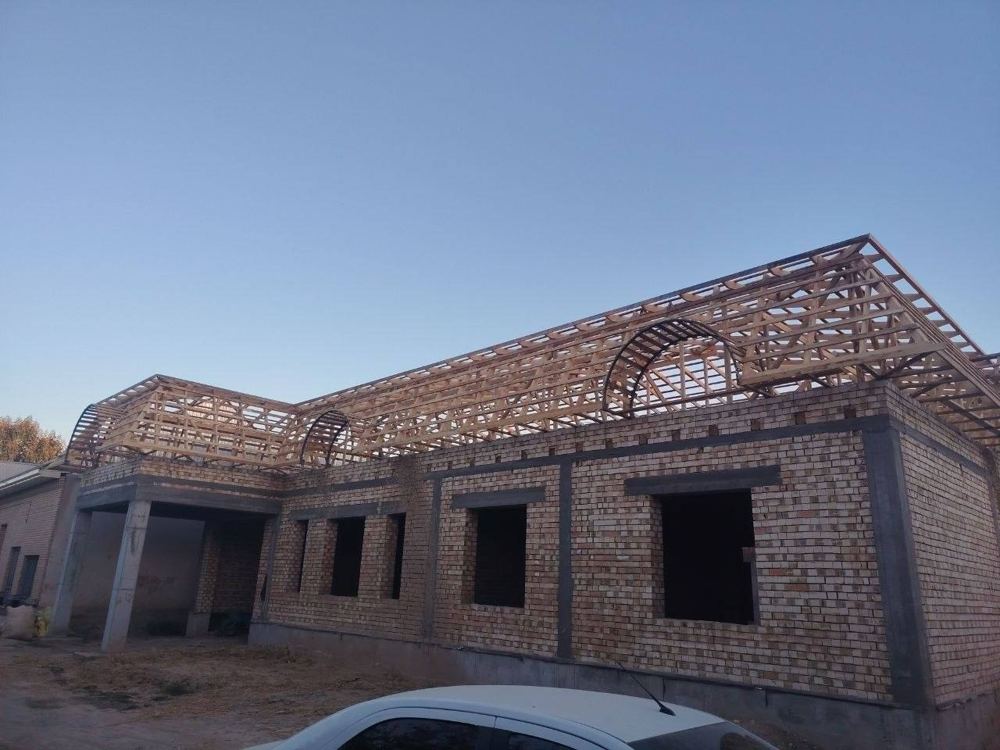 Arkali mansarda oynalari bilan murakkab tom karkasi