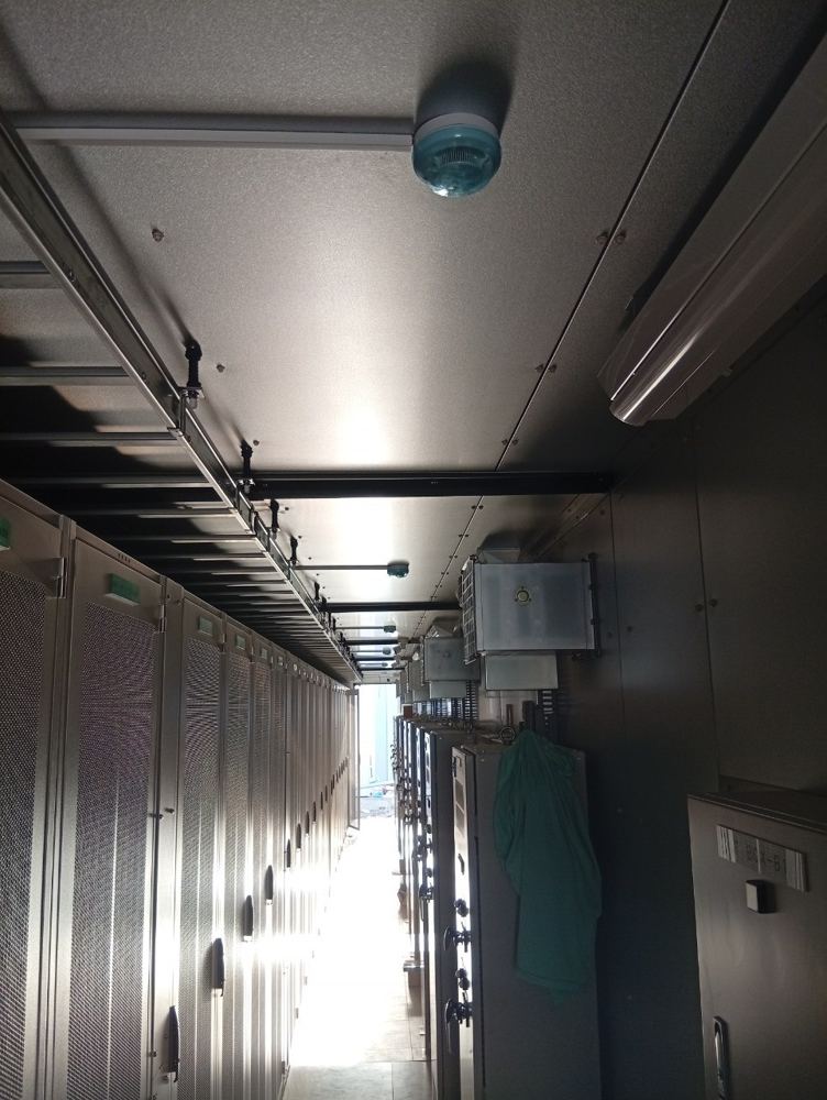Server xonasida tutun datchiklari va kabel trassalari